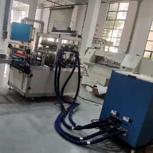 De warm gesmolten lijm dispenserende machine is een milieuvriendelijke en volledig compatibele lijmmachine
