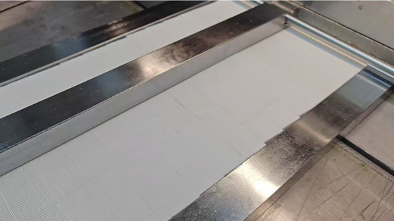 Grote papiervouwmachine voor luchtfilters, aanvoersnelheid 1,5 m per minuut, instelbaar
