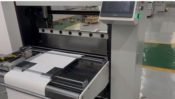 Grote papiervouwmachine voor luchtfilters, aanvoersnelheid 1,5 m per minuut, instelbaar
