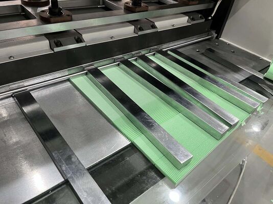 Stabiele output Gemakkelijk te bedienen Filtervouwbare lijmproductielijn Ondersteunende lange-tijd continue werking