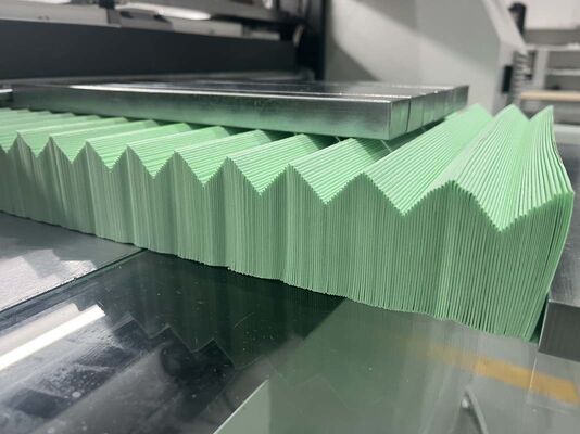 Een laag energieverbruikende en kosteneffectieve filterpleatmachine voor filterproductieoplossingen en luchtfilters voor de automobielindustrie