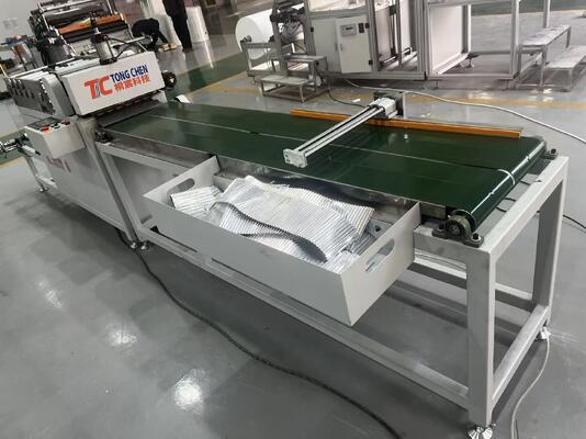 Automatisch voedende golfvormende machine voor de vervaardiging van aluminiumfolie of papierfolie